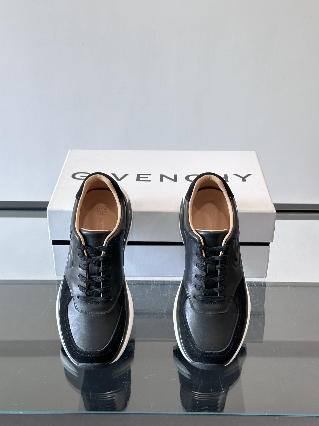 纪梵希GV3运动鞋，麂皮+牛皮拼接，质感细腻又耐用。侧面大“G”标志超有辨识度，时尚感满分✨。厚底设计，