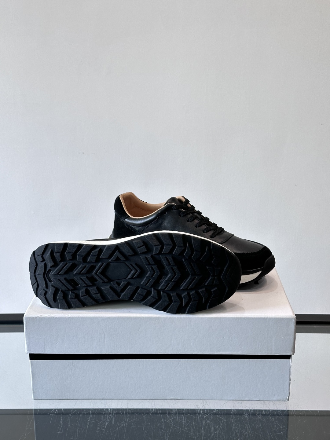 纪梵希GV3运动鞋，麂皮+牛皮拼接，质感细腻又耐用。侧面大“G”标志超有辨识度，时尚感满分✨。厚底设计，