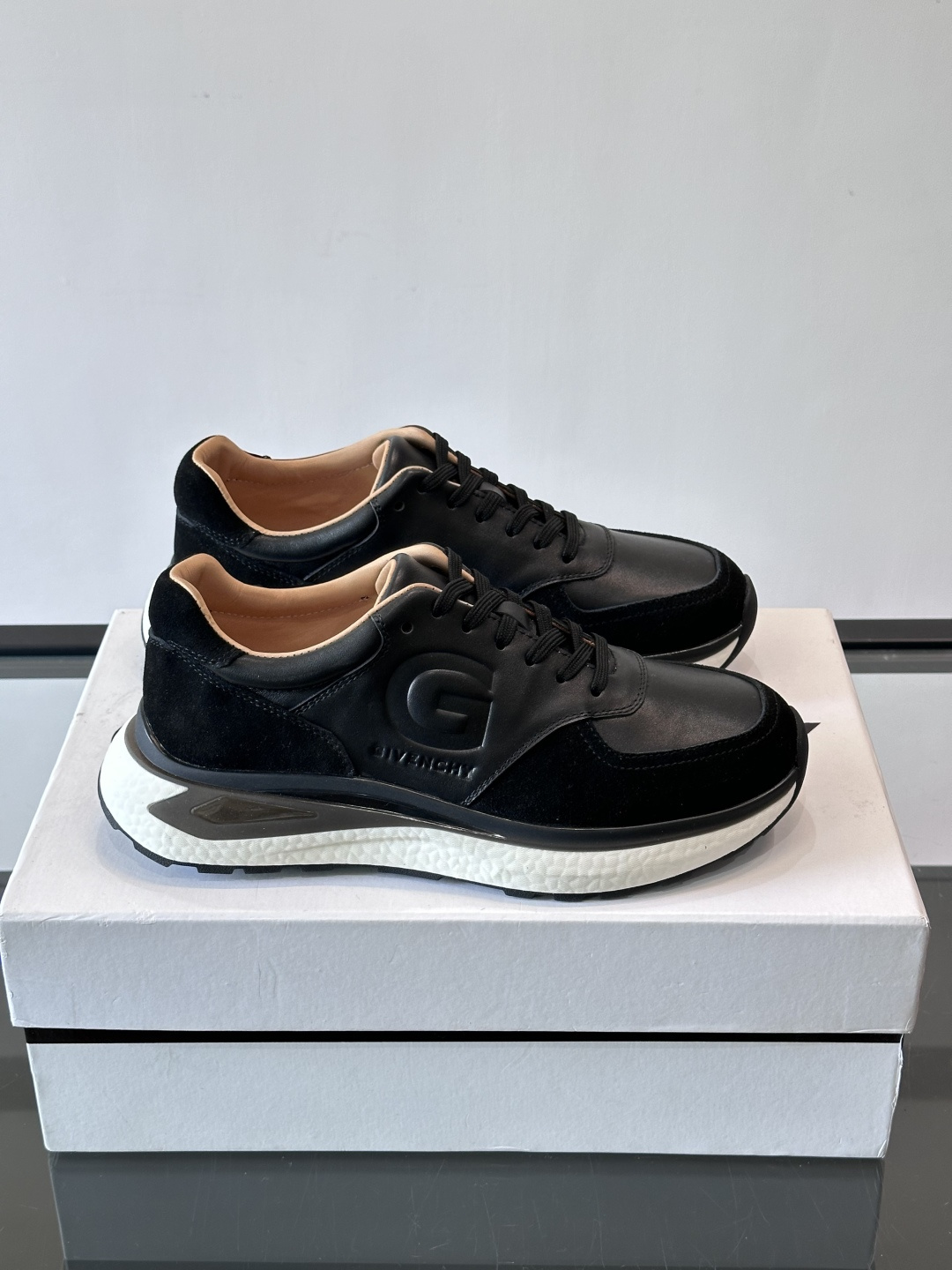 纪梵希GV3运动鞋，麂皮+牛皮拼接，质感细腻又耐用。侧面大“G”标志超有辨识度，时尚感满分✨。厚底设计，