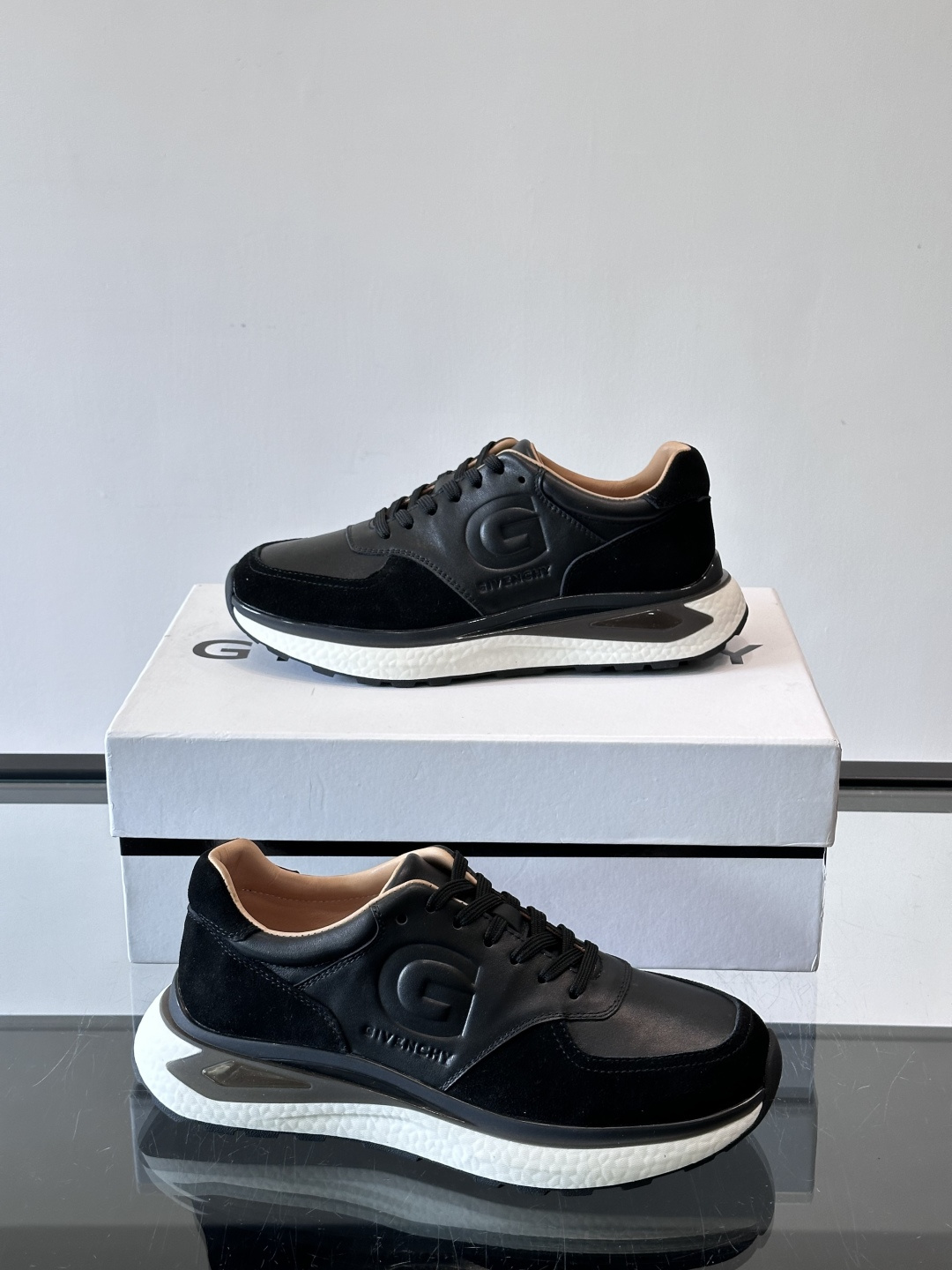 纪梵希GV3运动鞋，麂皮+牛皮拼接，质感细腻又耐用。侧面大“G”标志超有辨识度，时尚感满分✨。厚底设计，