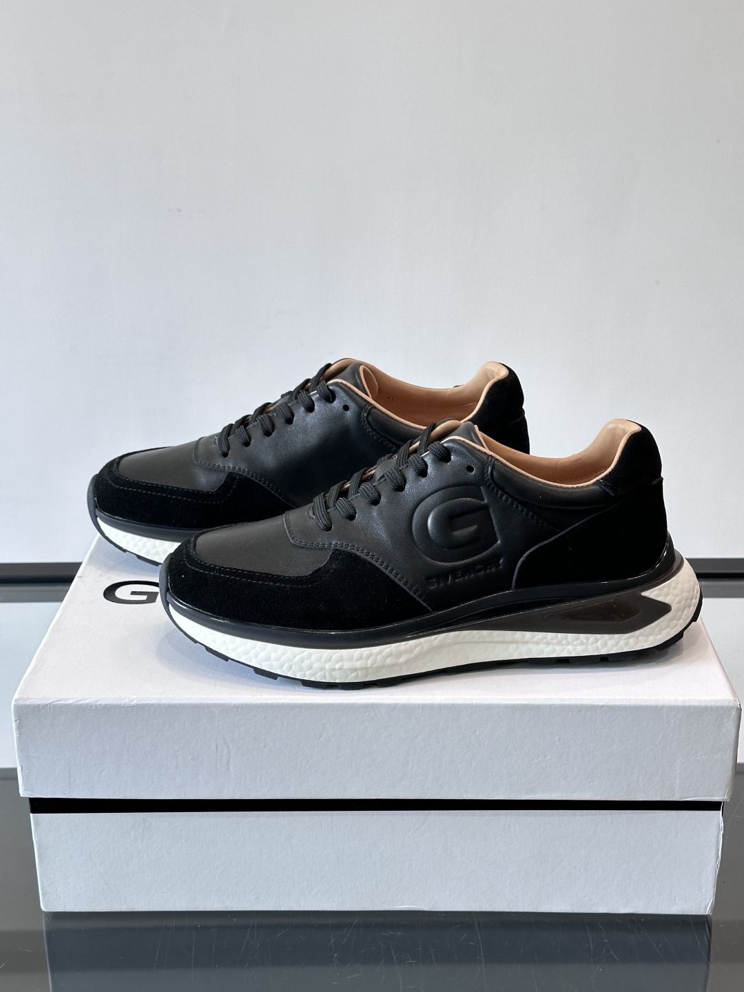 纪梵希GV3运动鞋，麂皮+牛皮拼接，质感细腻又耐用。侧面大“G”标志超有辨识度，时尚感满分✨。厚底设计，