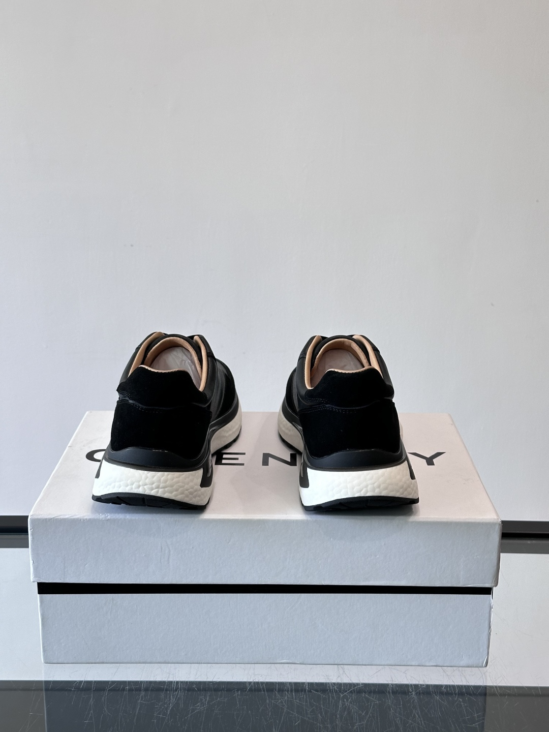 纪梵希GV3运动鞋，麂皮+牛皮拼接，质感细腻又耐用。侧面大“G”标志超有辨识度，时尚感满分✨。厚底设计，