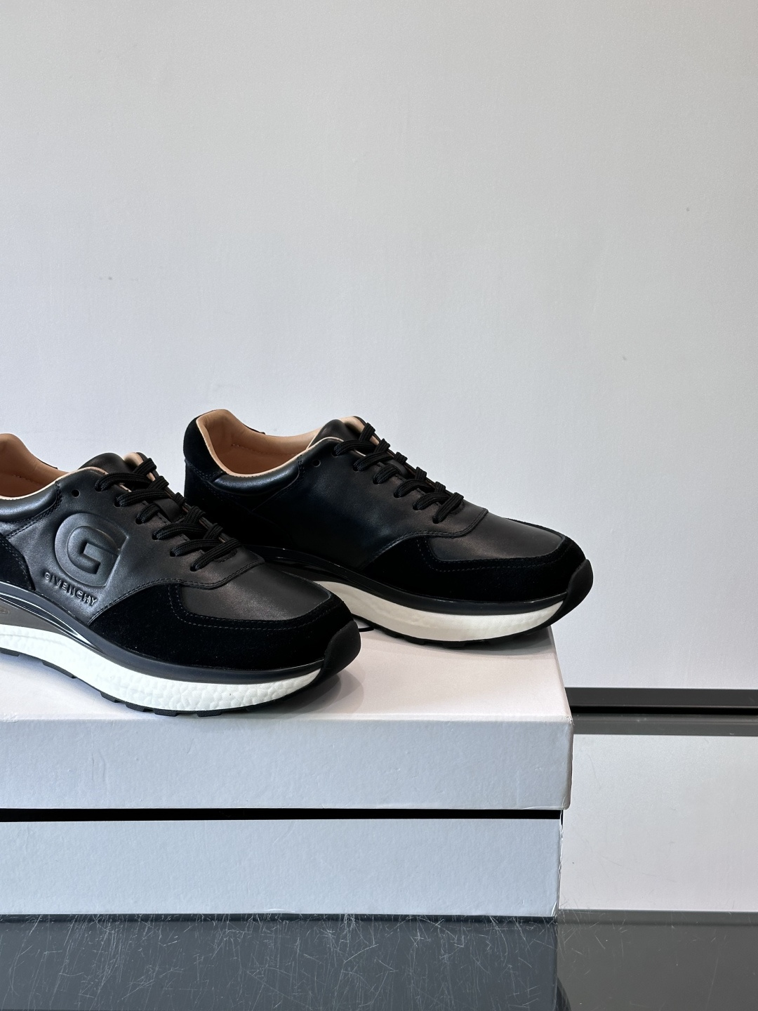 纪梵希GV3运动鞋，麂皮+牛皮拼接，质感细腻又耐用。侧面大“G”标志超有辨识度，时尚感满分✨。厚底设计，