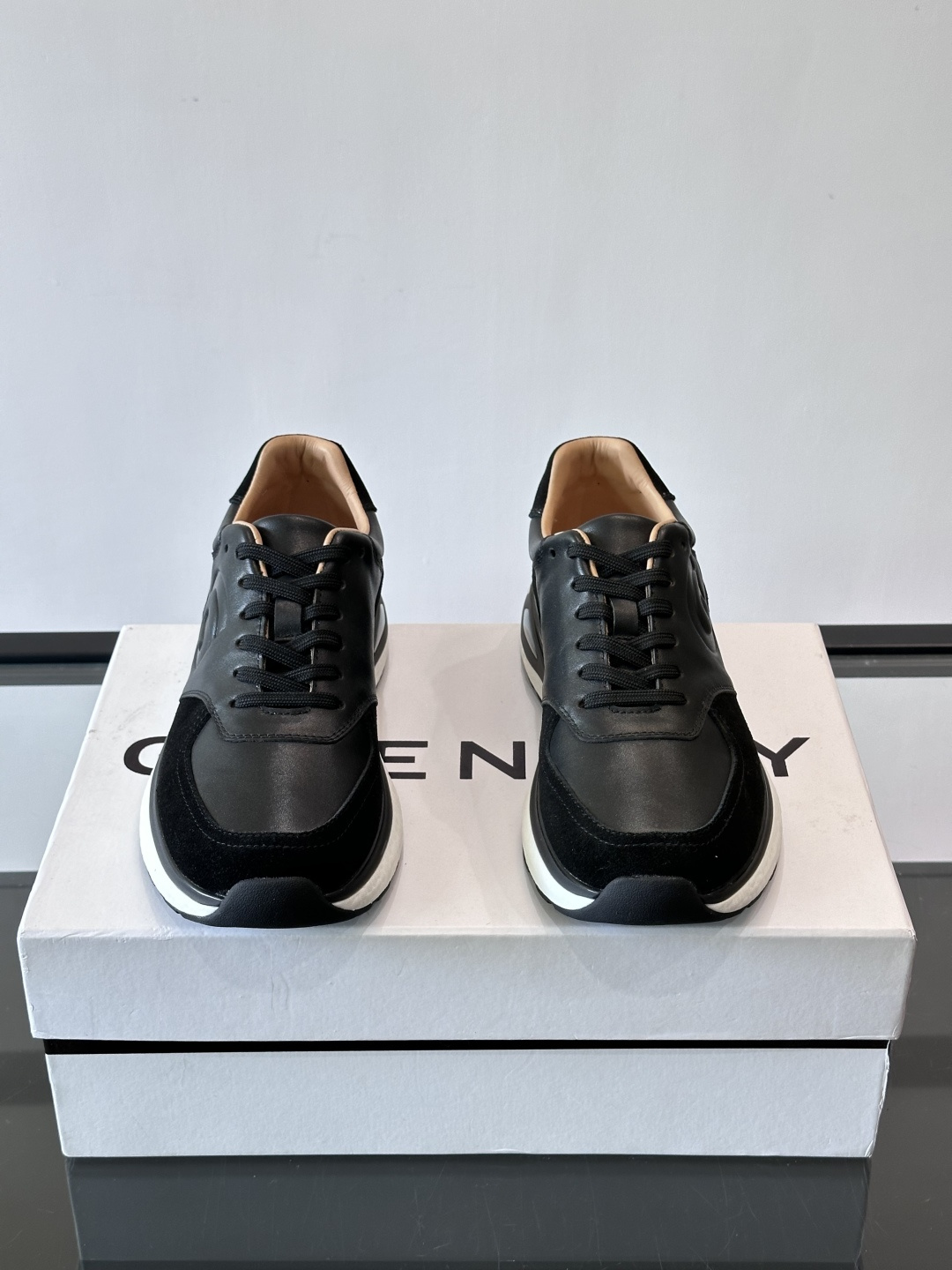 纪梵希GV3运动鞋，麂皮+牛皮拼接，质感细腻又耐用。侧面大“G”标志超有辨识度，时尚感满分✨。厚底设计，