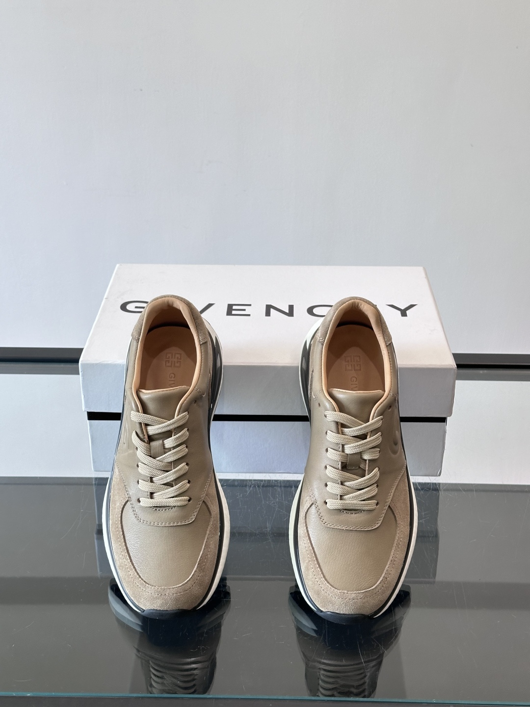 纪梵希GV3运动鞋，麂皮+牛皮拼接，质感细腻又耐用。侧面大“G”标志超有辨识度，时尚感满分✨。厚底设计，