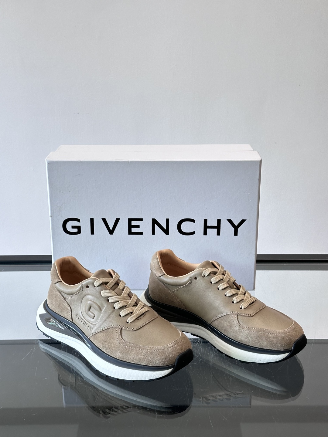 纪梵希GV3运动鞋，麂皮+牛皮拼接，质感细腻又耐用。侧面大“G”标志超有辨识度，时尚感满分✨。厚底设计，