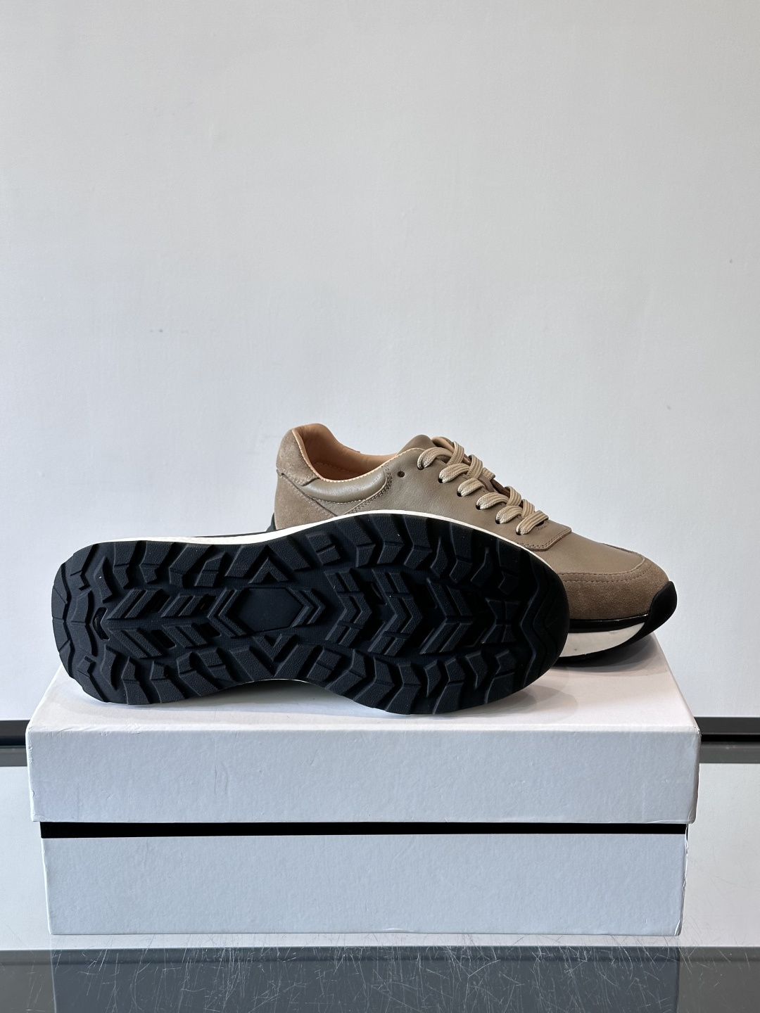 纪梵希GV3运动鞋，麂皮+牛皮拼接，质感细腻又耐用。侧面大“G”标志超有辨识度，时尚感满分✨。厚底设计，