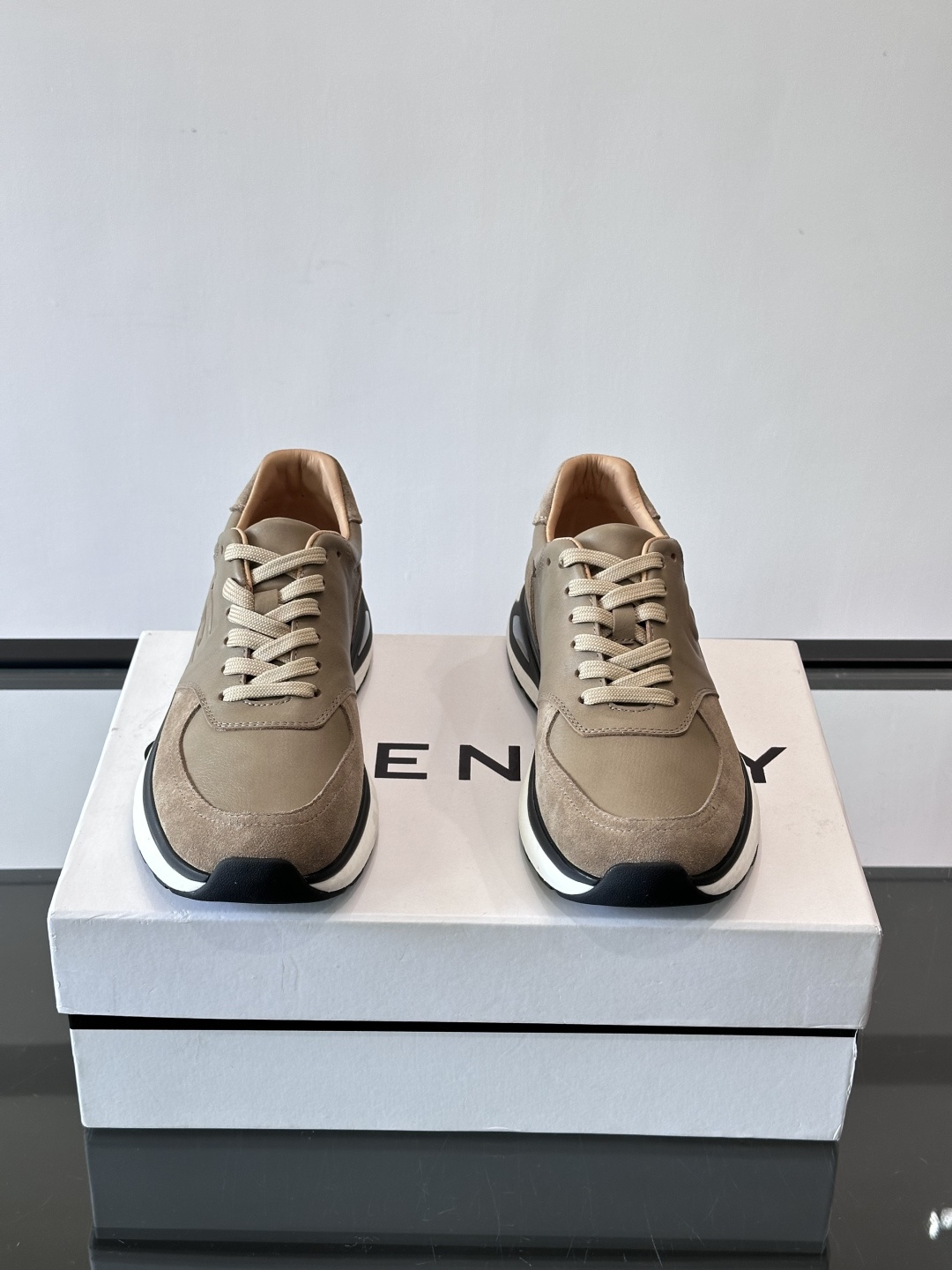 纪梵希GV3运动鞋，麂皮+牛皮拼接，质感细腻又耐用。侧面大“G”标志超有辨识度，时尚感满分✨。厚底设计，