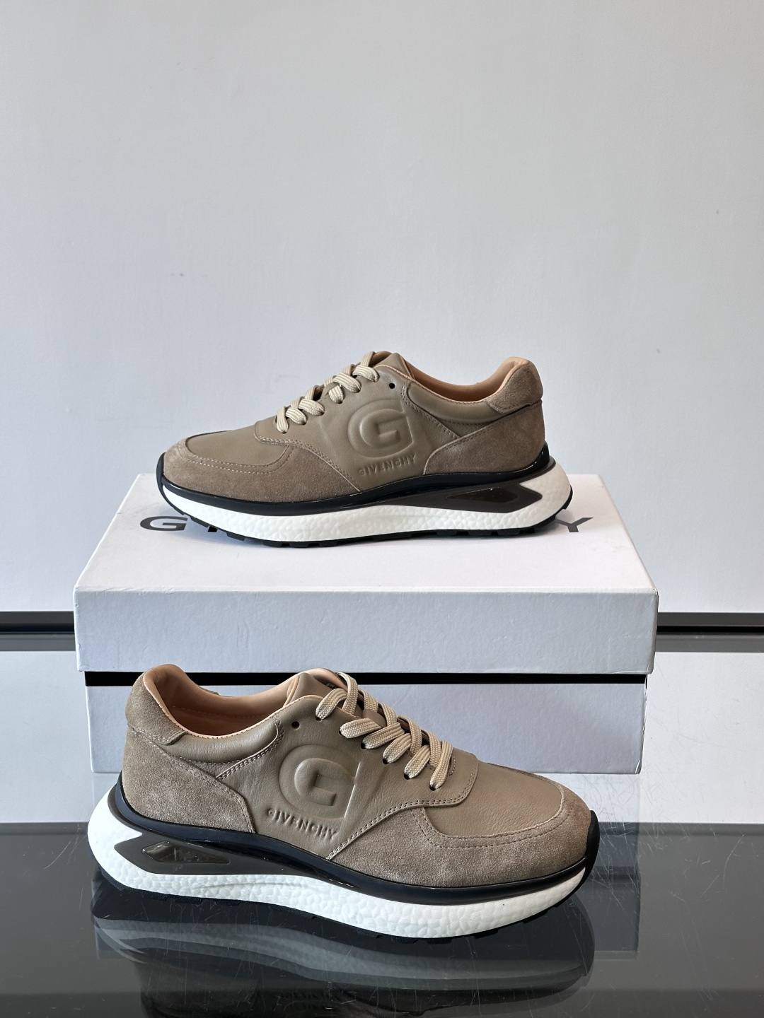 纪梵希GV3运动鞋，麂皮+牛皮拼接，质感细腻又耐用。侧面大“G”标志超有辨识度，时尚感满分✨。厚底设计，