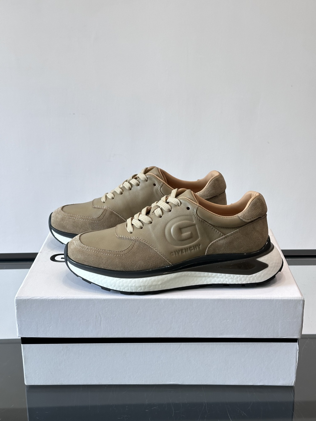纪梵希GV3运动鞋，麂皮+牛皮拼接，质感细腻又耐用。侧面大“G”标志超有辨识度，时尚感满分✨。厚底设计，