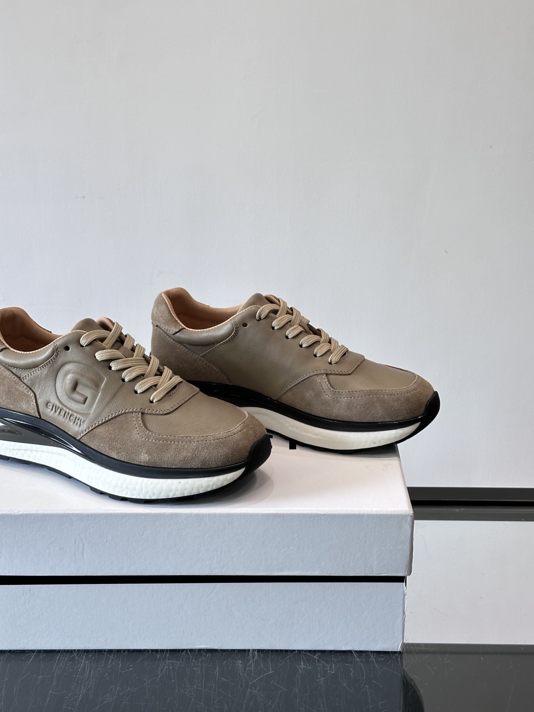 纪梵希GV3运动鞋，麂皮+牛皮拼接，质感细腻又耐用。侧面大“G”标志超有辨识度，时尚感满分✨。厚底设计，