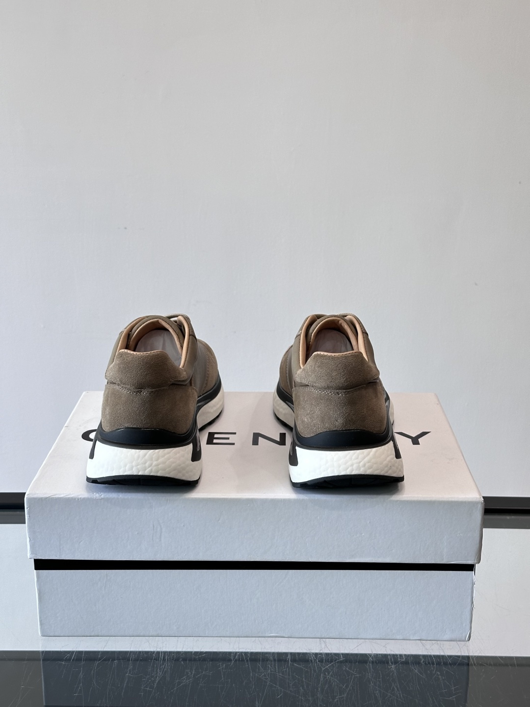 纪梵希GV3运动鞋，麂皮+牛皮拼接，质感细腻又耐用。侧面大“G”标志超有辨识度，时尚感满分✨。厚底设计，