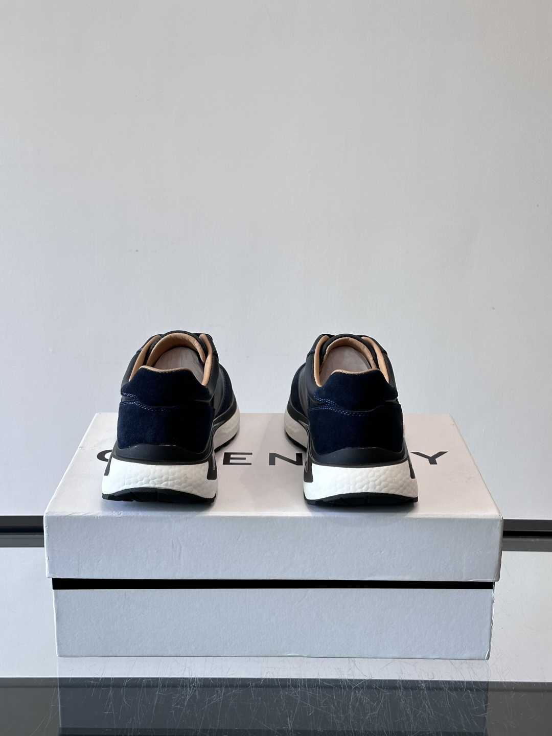 纪梵希GV3运动鞋，麂皮+牛皮拼接，质感细腻又耐用。侧面大“G”标志超有辨识度，时尚感满分✨。厚底设计，