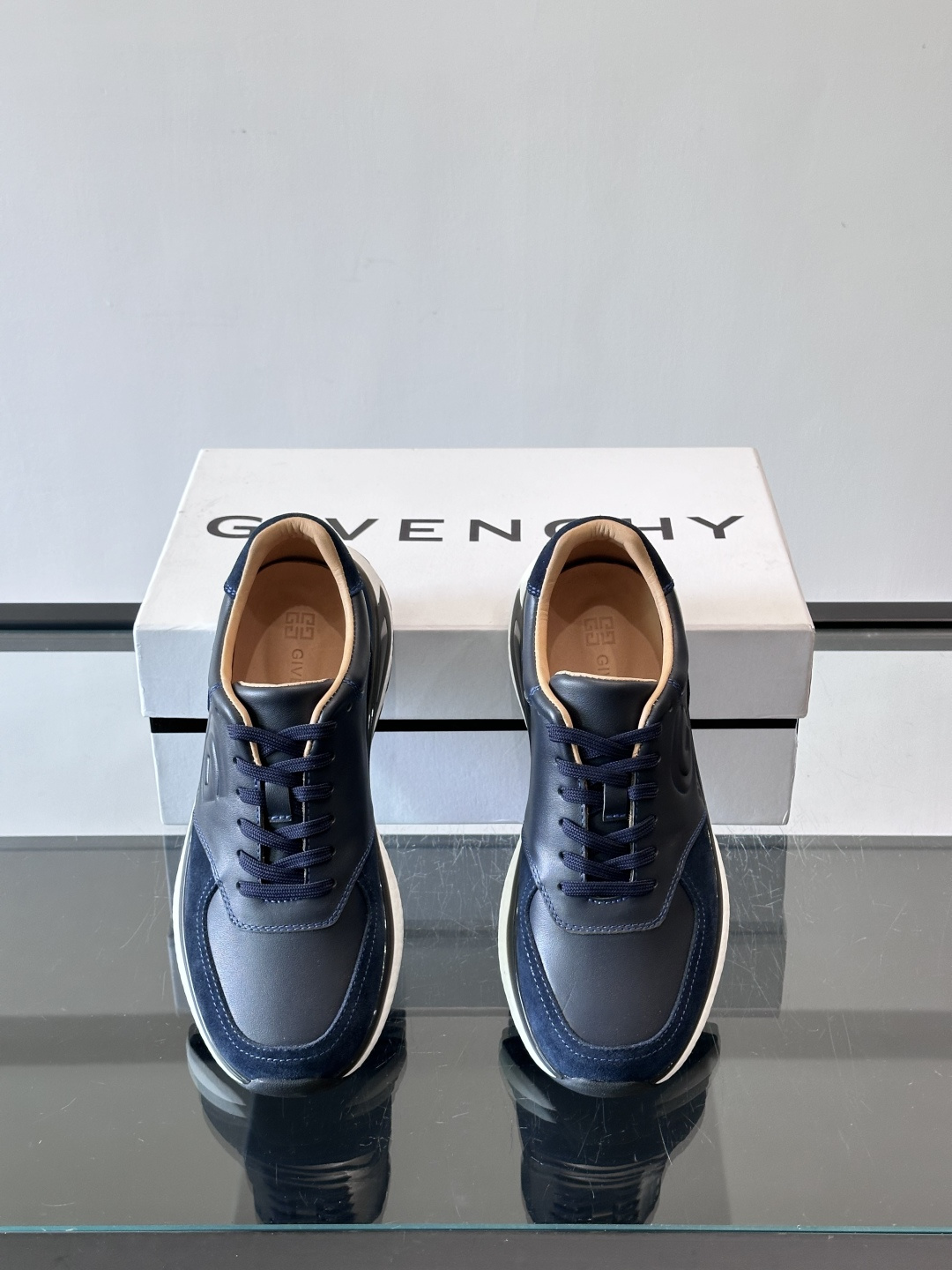 纪梵希GV3运动鞋，麂皮+牛皮拼接，质感细腻又耐用。侧面大“G”标志超有辨识度，时尚感满分✨。厚底设计，