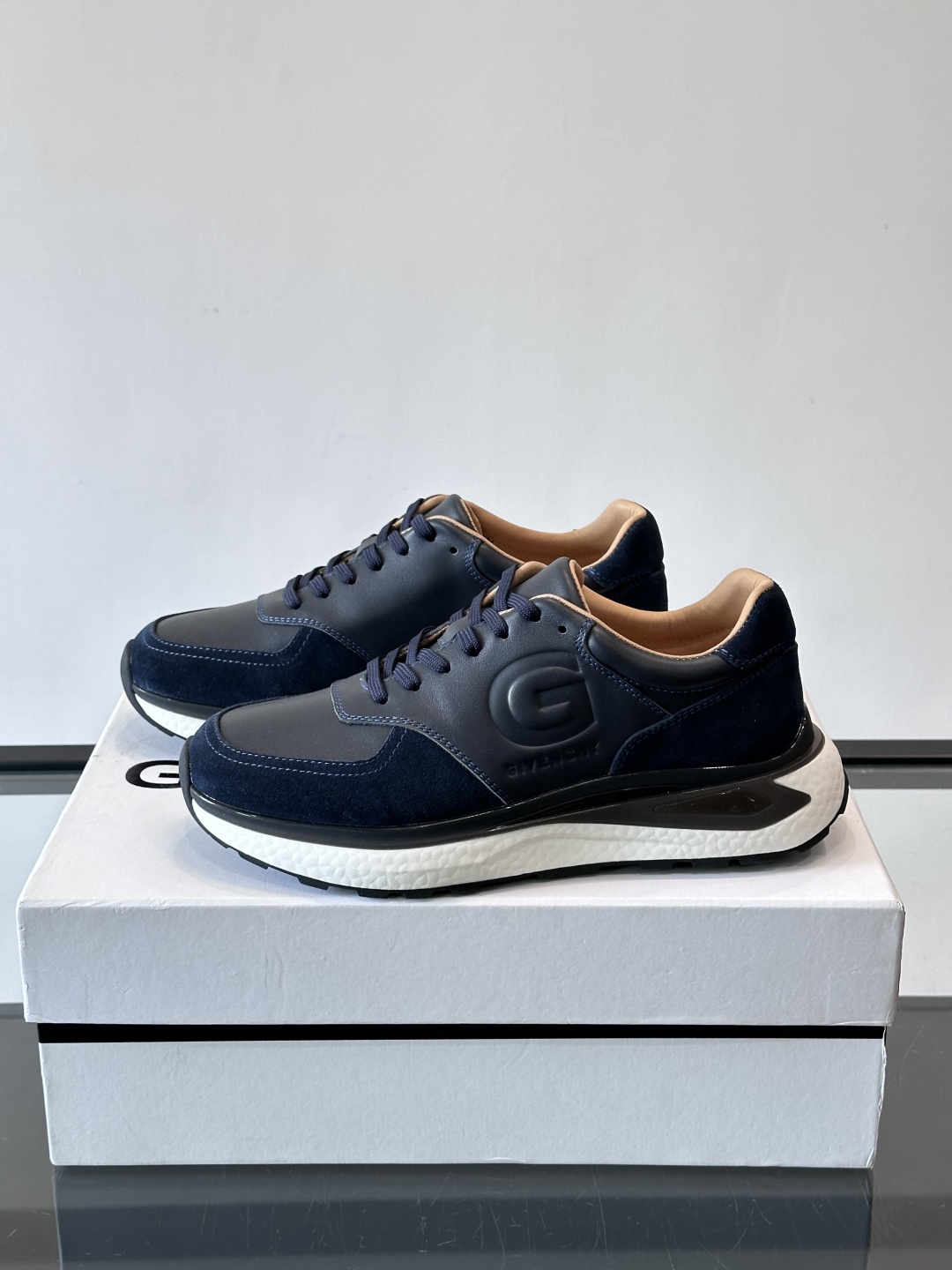 纪梵希GV3运动鞋，麂皮+牛皮拼接，质感细腻又耐用。侧面大“G”标志超有辨识度，时尚感满分✨。厚底设计，