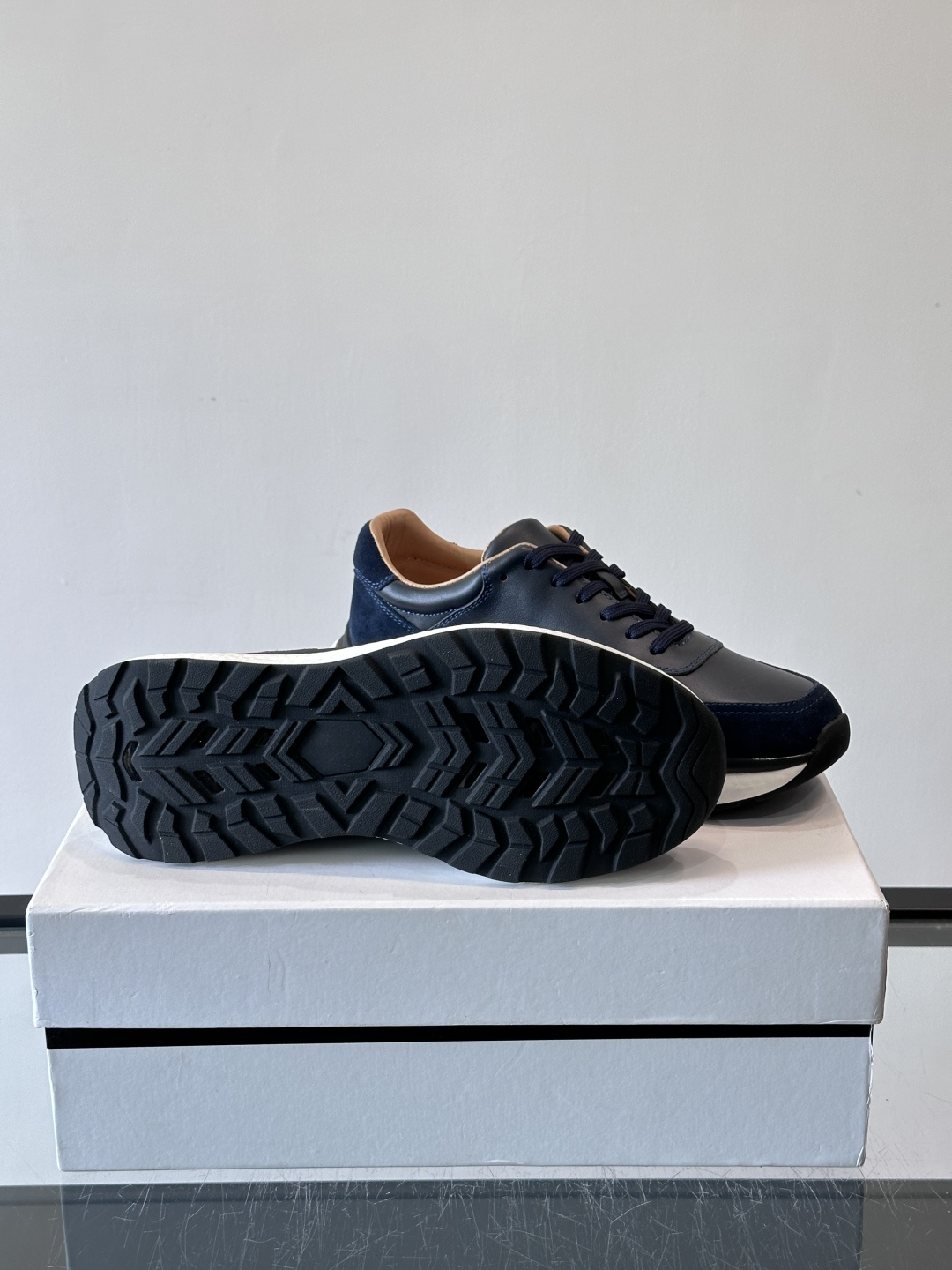 纪梵希GV3运动鞋，麂皮+牛皮拼接，质感细腻又耐用。侧面大“G”标志超有辨识度，时尚感满分✨。厚底设计，