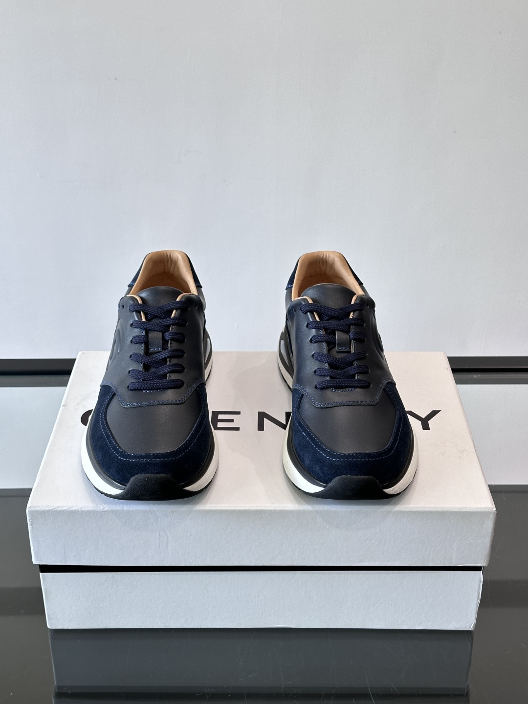 纪梵希GV3运动鞋，麂皮+牛皮拼接，质感细腻又耐用。侧面大“G”标志超有辨识度，时尚感满分✨。厚底设计，