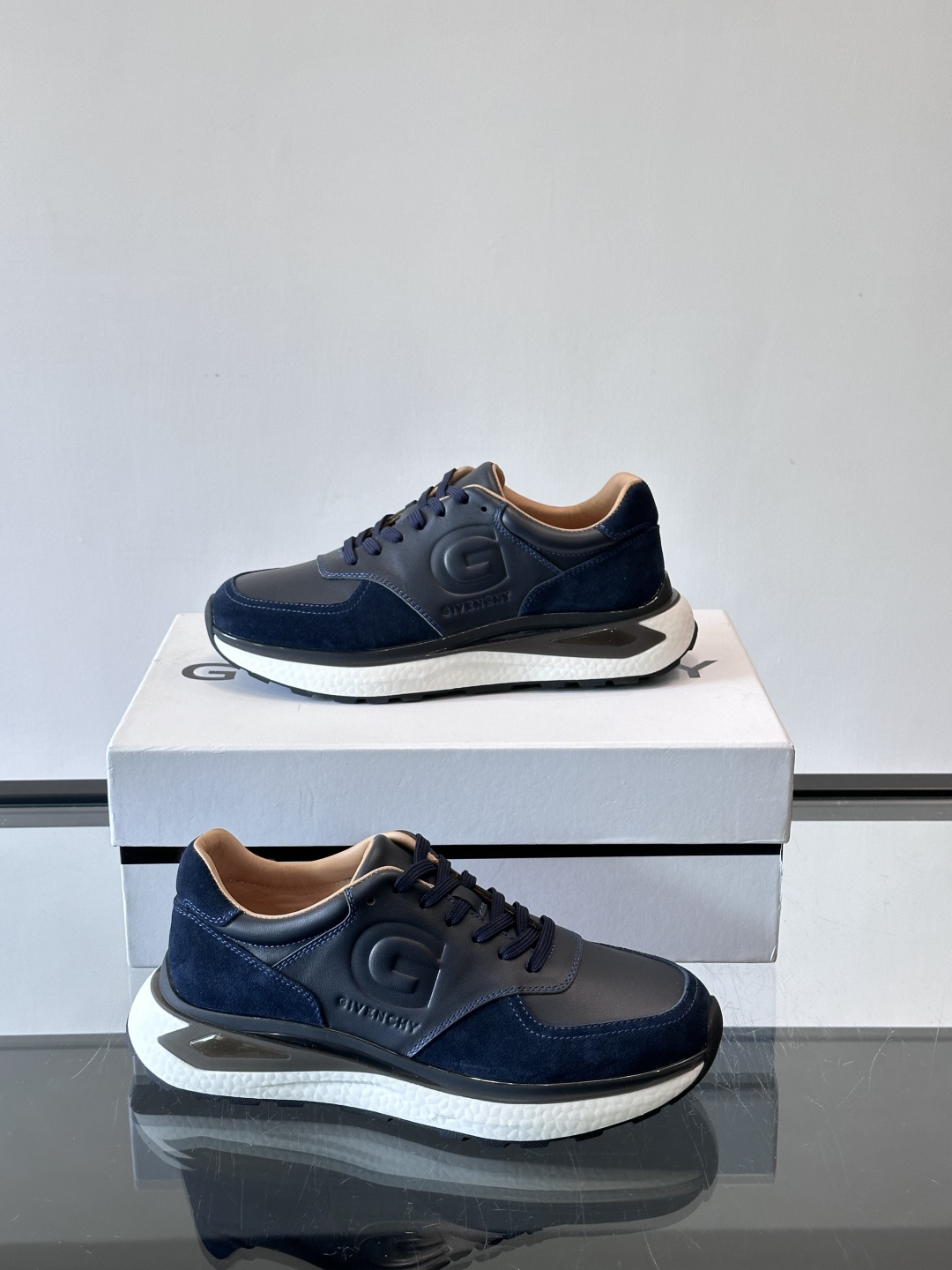 纪梵希GV3运动鞋，麂皮+牛皮拼接，质感细腻又耐用。侧面大“G”标志超有辨识度，时尚感满分✨。厚底设计，