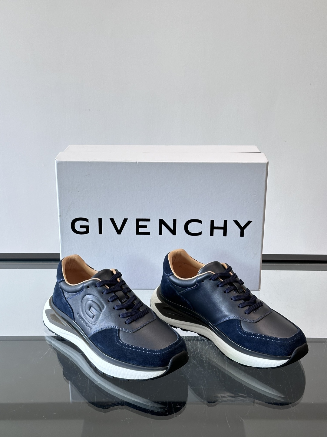 纪梵希GV3运动鞋，麂皮+牛皮拼接，质感细腻又耐用。侧面大“G”标志超有辨识度，时尚感满分✨。厚底设计，