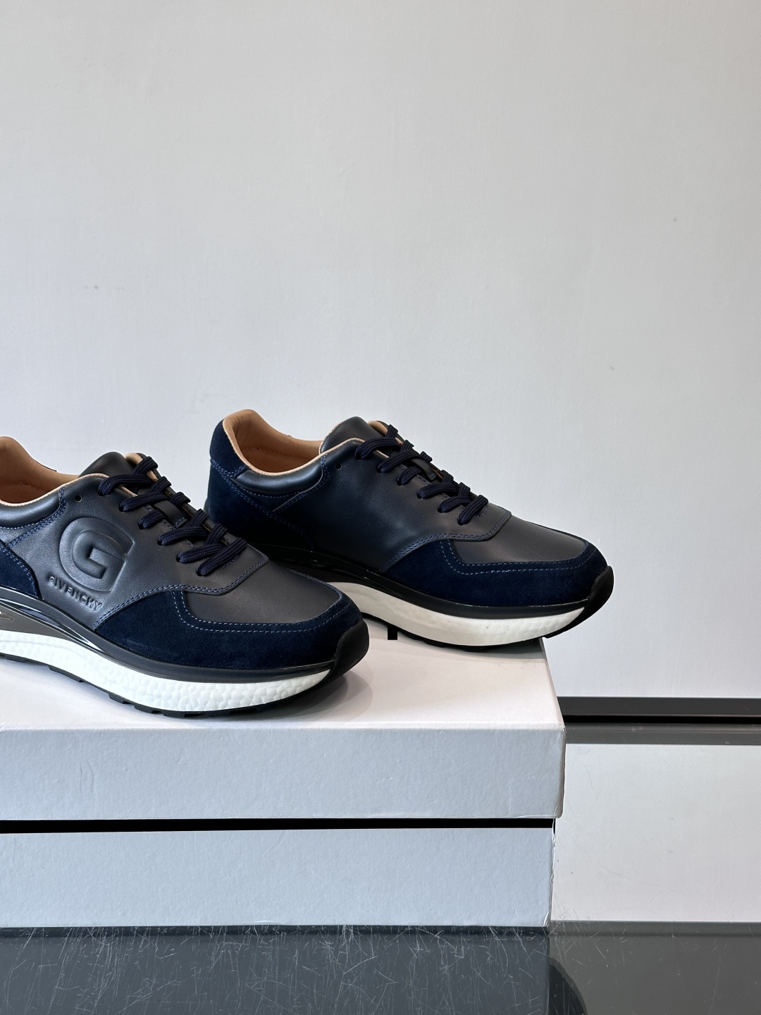 纪梵希GV3运动鞋，麂皮+牛皮拼接，质感细腻又耐用。侧面大“G”标志超有辨识度，时尚感满分✨。厚底设计，