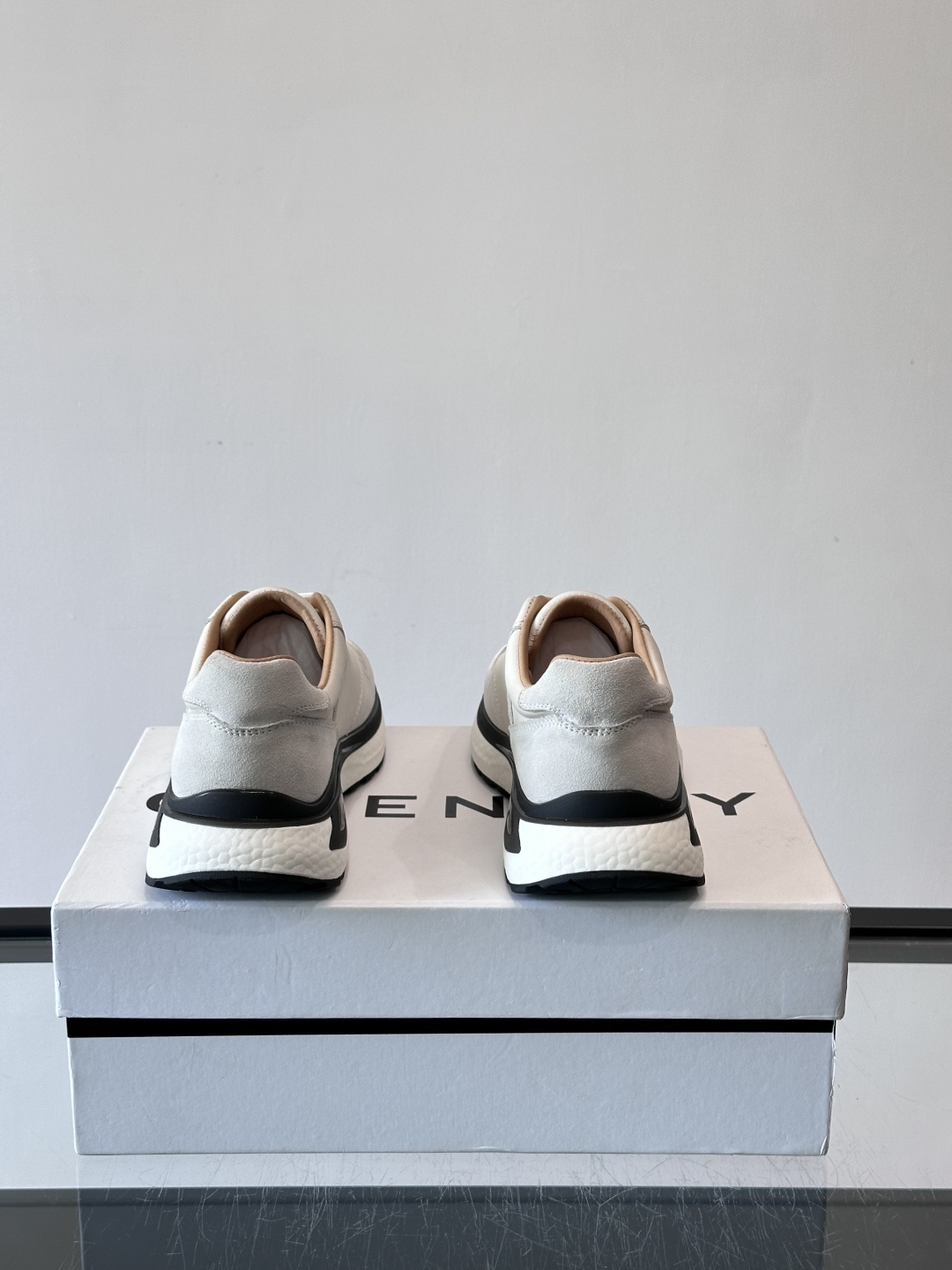 纪梵希GV3运动鞋，麂皮+牛皮拼接，质感细腻又耐用。侧面大“G”标志超有辨识度，时尚感满分✨。厚底设计，