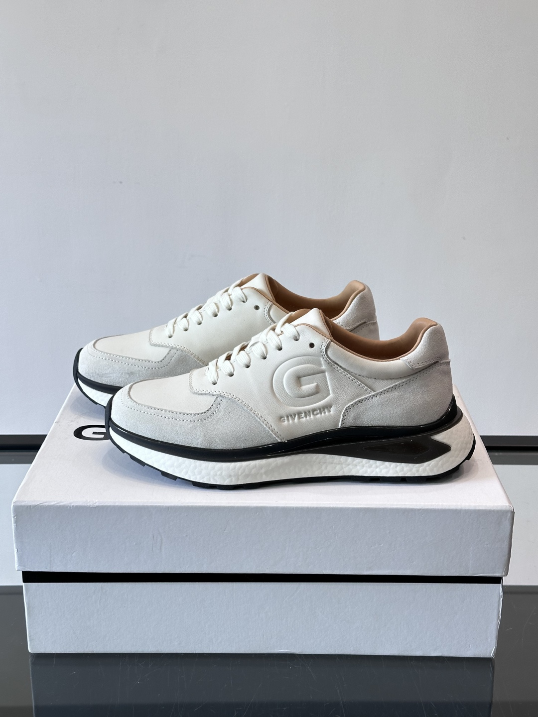纪梵希GV3运动鞋，麂皮+牛皮拼接，质感细腻又耐用。侧面大“G”标志超有辨识度，时尚感满分✨。厚底设计，
