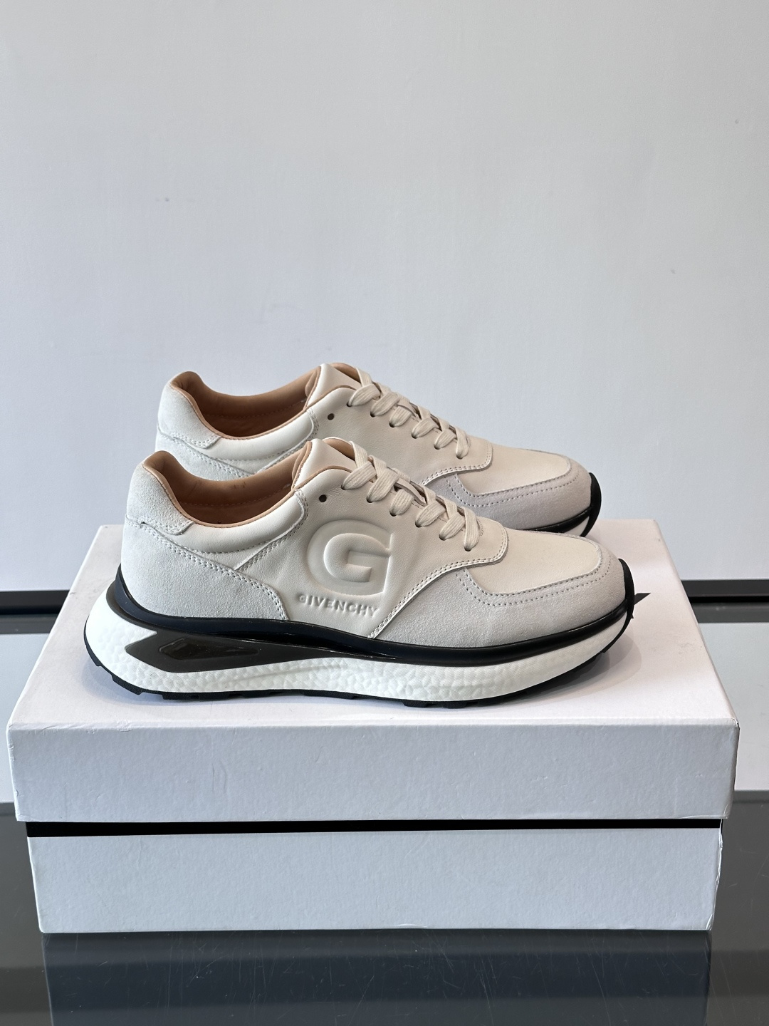 纪梵希GV3运动鞋，麂皮+牛皮拼接，质感细腻又耐用。侧面大“G”标志超有辨识度，时尚感满分✨。厚底设计，