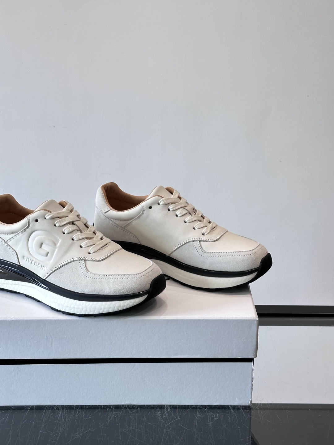 纪梵希GV3运动鞋，麂皮+牛皮拼接，质感细腻又耐用。侧面大“G”标志超有辨识度，时尚感满分✨。厚底设计，