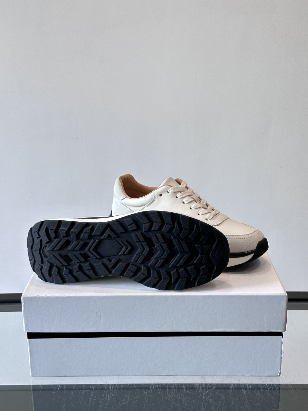 纪梵希GV3运动鞋，麂皮+牛皮拼接，质感细腻又耐用。侧面大“G”标志超有辨识度，时尚感满分✨。厚底设计，