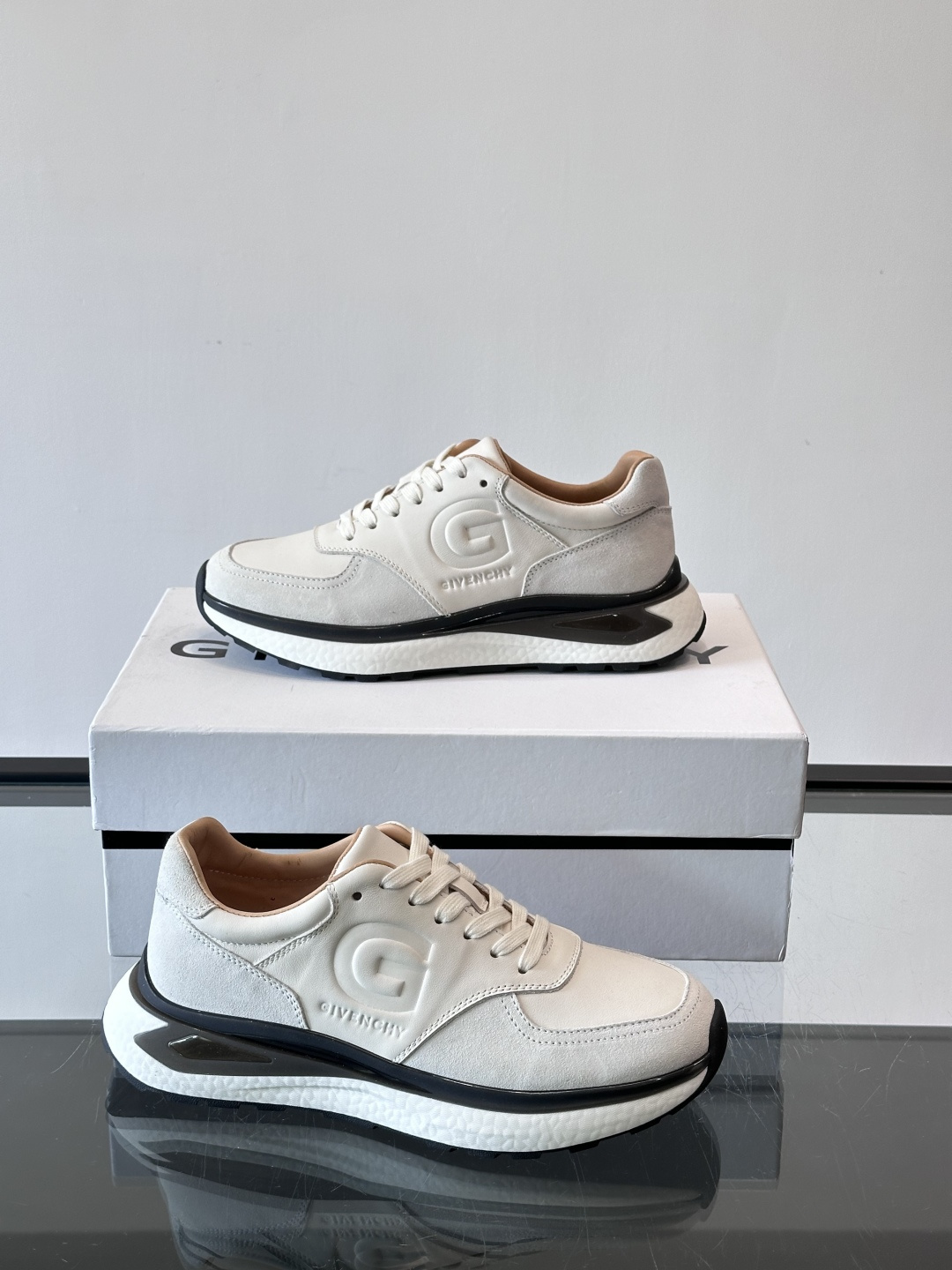 纪梵希GV3运动鞋，麂皮+牛皮拼接，质感细腻又耐用。侧面大“G”标志超有辨识度，时尚感满分✨。厚底设计，