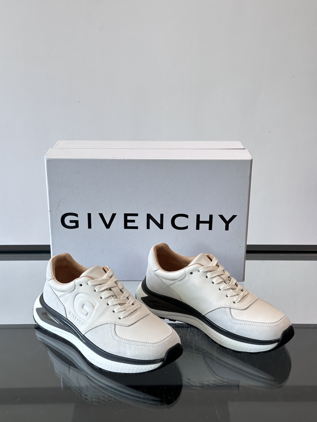 纪梵希GV3运动鞋，麂皮+牛皮拼接，质感细腻又耐用。侧面大“G”标志超有辨识度，时尚感满分✨。厚底设计，