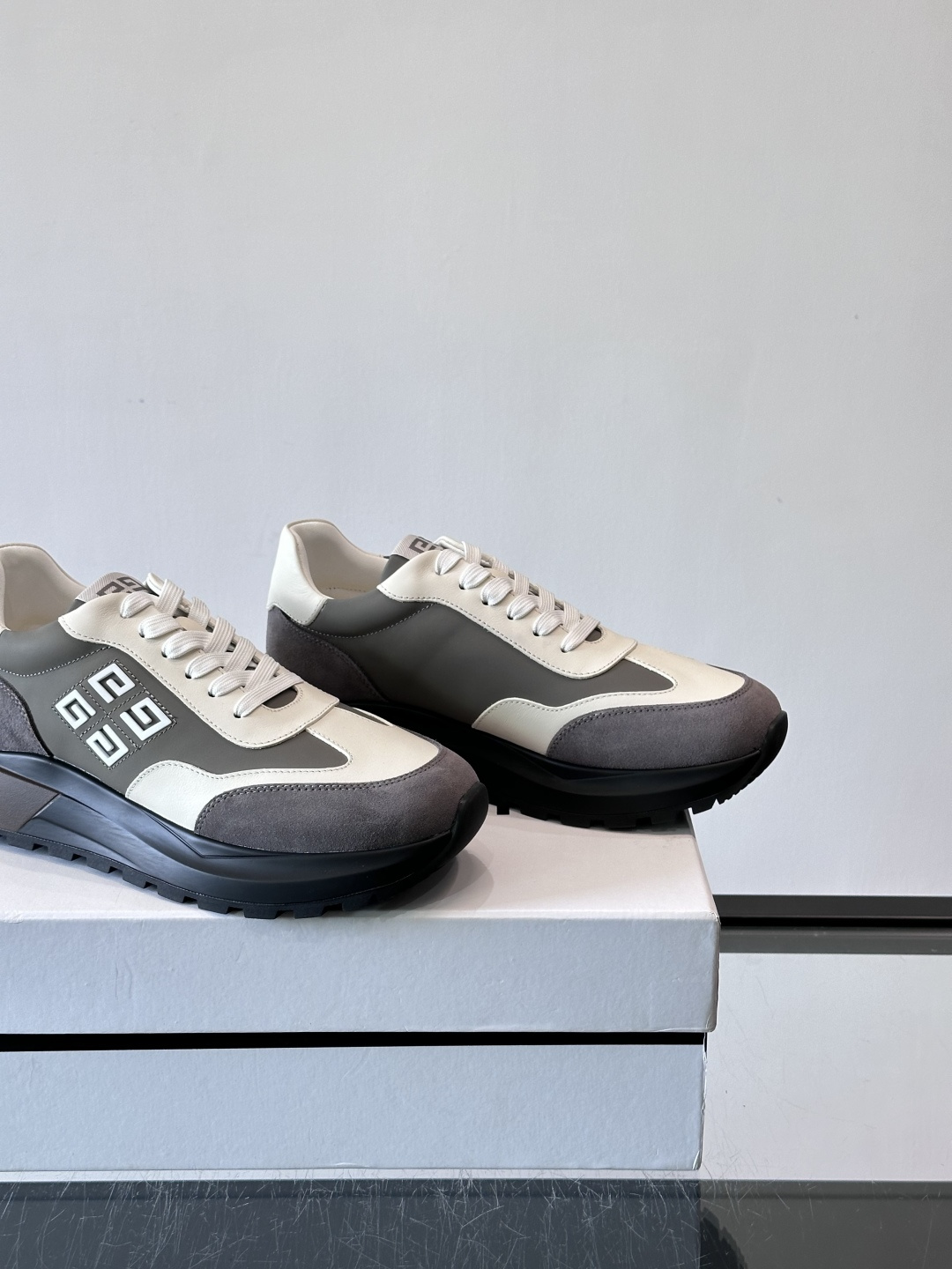 G纪梵希拼接复古运动鞋，采用麂皮+牛皮材质，质感细腻又耐用。厚底设计，黑色橡胶鞋底抓地力强，缓震效果棒，