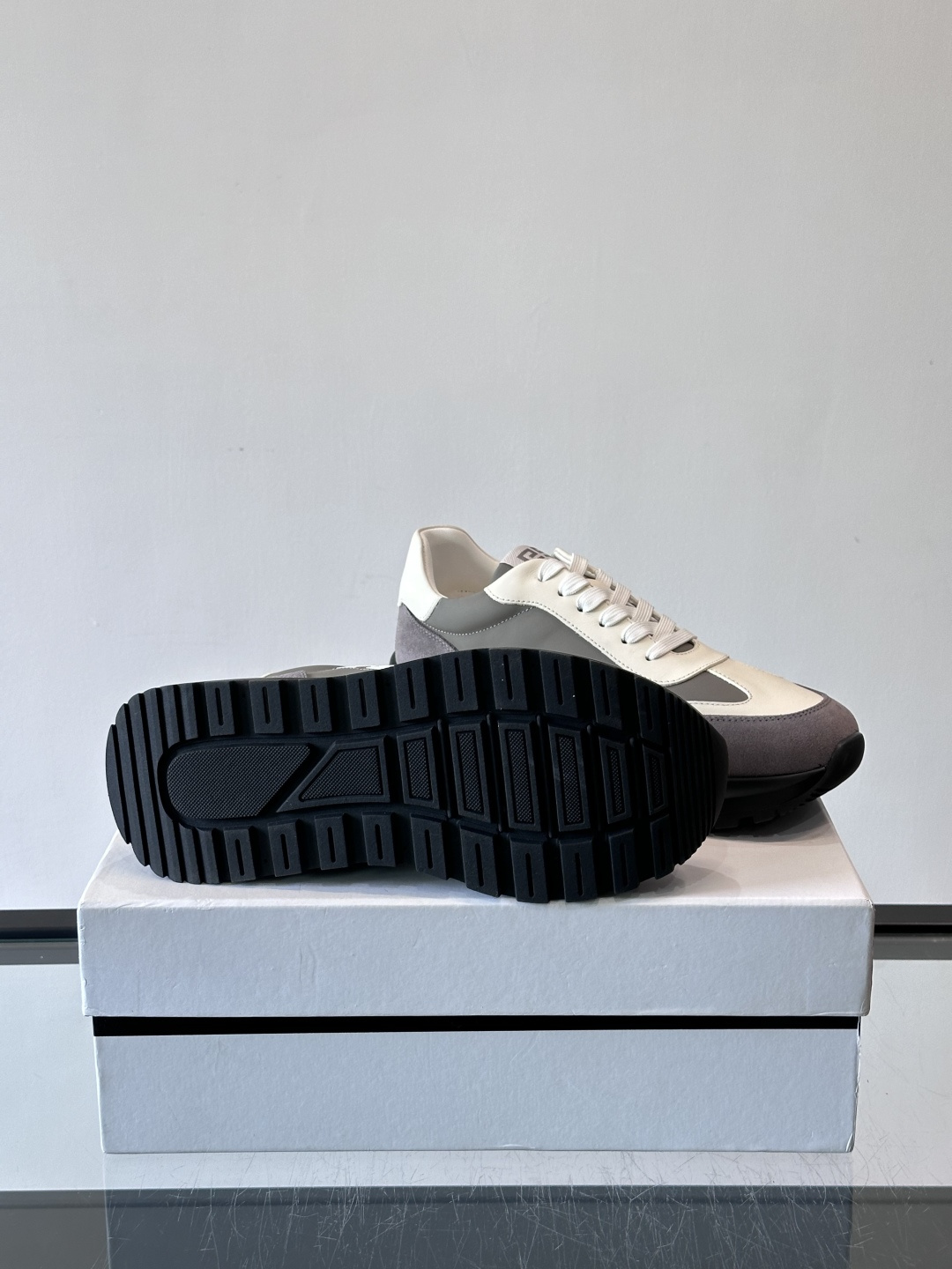 G纪梵希拼接复古运动鞋，采用麂皮+牛皮材质，质感细腻又耐用。厚底设计，黑色橡胶鞋底抓地力强，缓震效果棒，