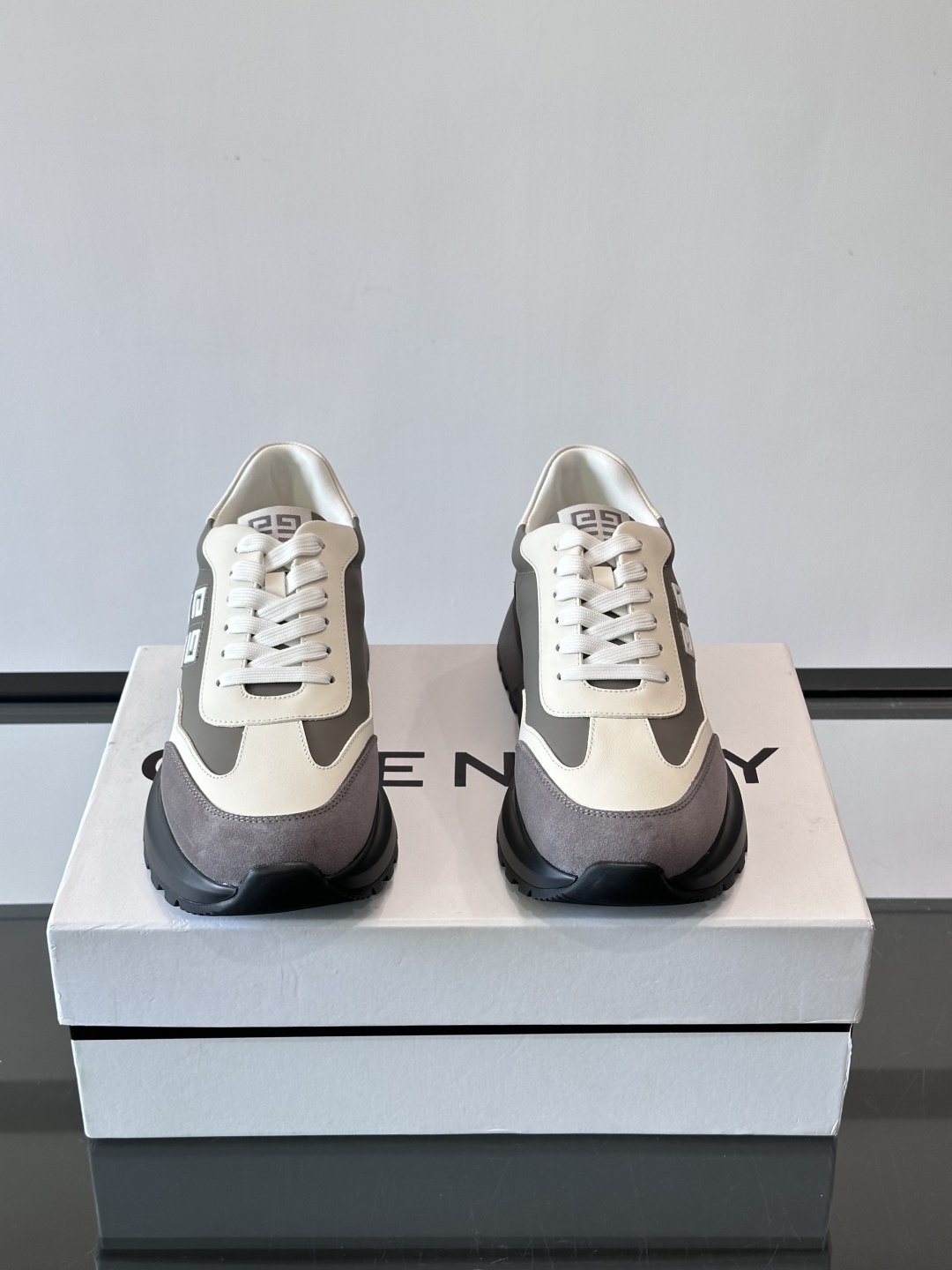 G纪梵希拼接复古运动鞋，采用麂皮+牛皮材质，质感细腻又耐用。厚底设计，黑色橡胶鞋底抓地力强，缓震效果棒，