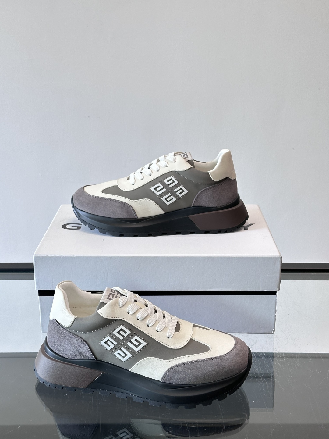 G纪梵希拼接复古运动鞋，采用麂皮+牛皮材质，质感细腻又耐用。厚底设计，黑色橡胶鞋底抓地力强，缓震效果棒，