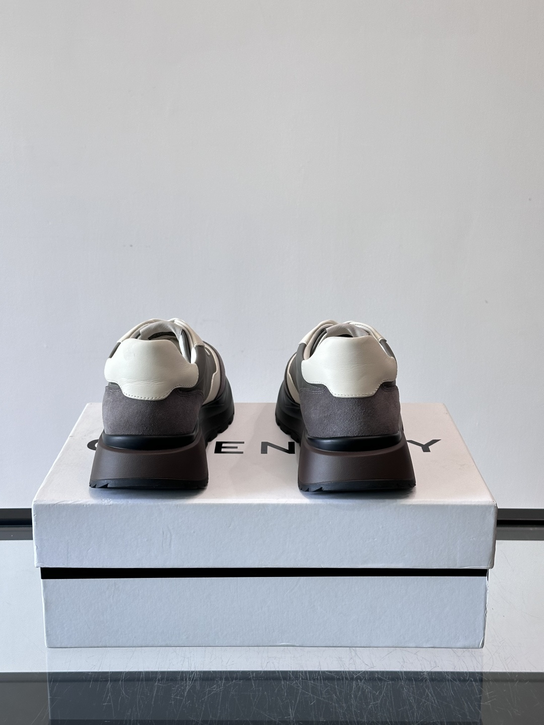 G纪梵希拼接复古运动鞋，采用麂皮+牛皮材质，质感细腻又耐用。厚底设计，黑色橡胶鞋底抓地力强，缓震效果棒，