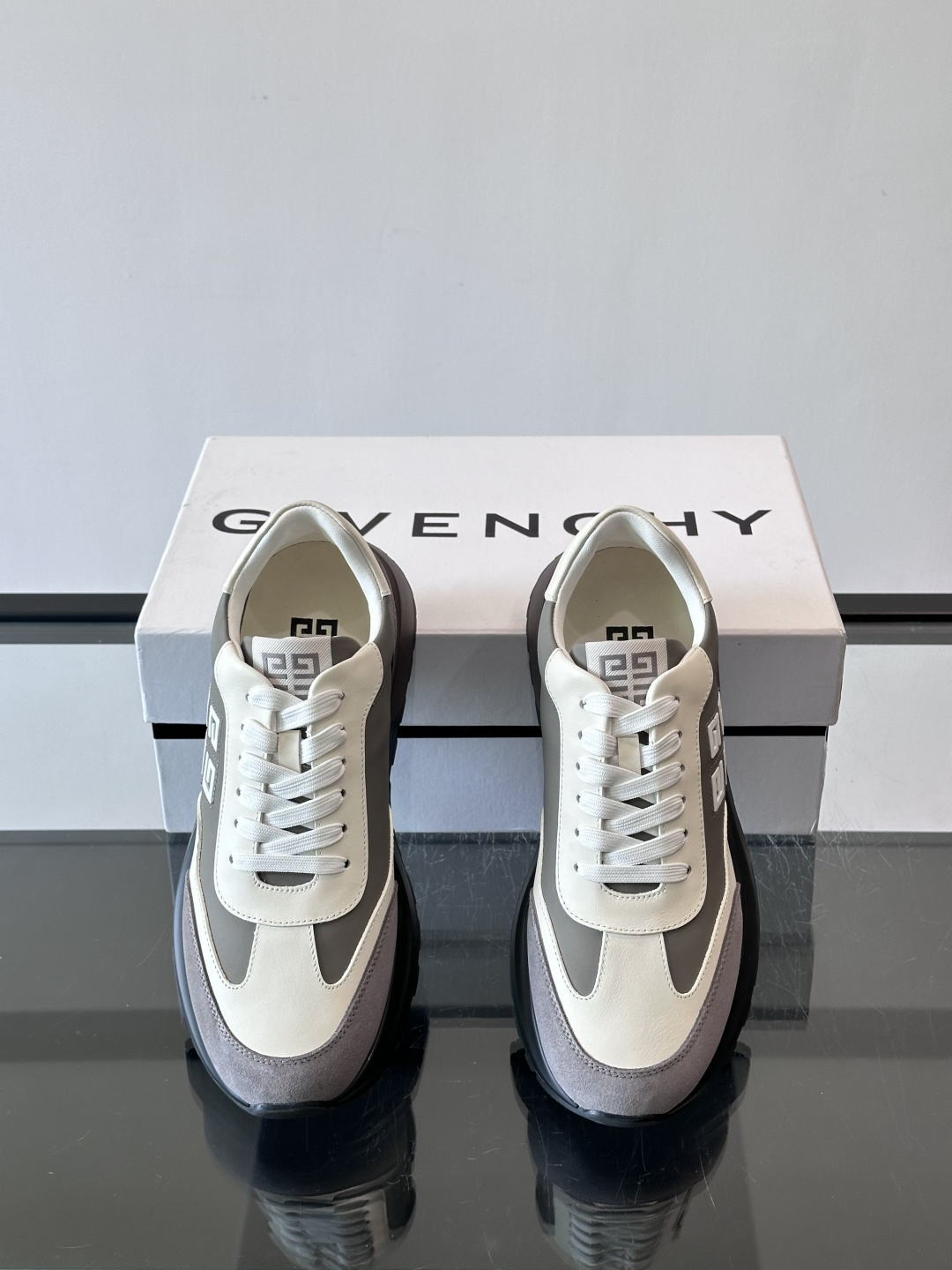 G纪梵希拼接复古运动鞋，采用麂皮+牛皮材质，质感细腻又耐用。厚底设计，黑色橡胶鞋底抓地力强，缓震效果棒，