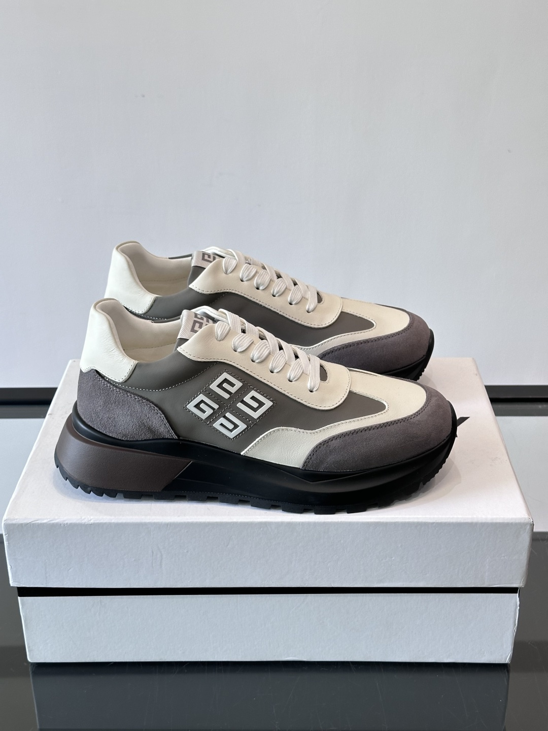 G纪梵希拼接复古运动鞋，采用麂皮+牛皮材质，质感细腻又耐用。厚底设计，黑色橡胶鞋底抓地力强，缓震效果棒，