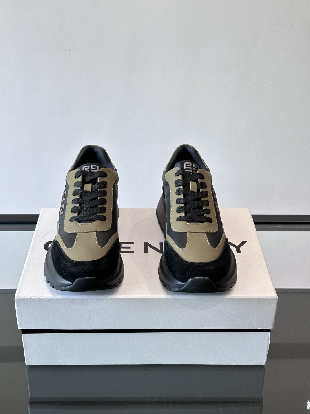 G纪梵希拼接复古运动鞋，采用麂皮+牛皮材质，质感细腻又耐用。厚底设计，黑色橡胶鞋底抓地力强，缓震效果棒，