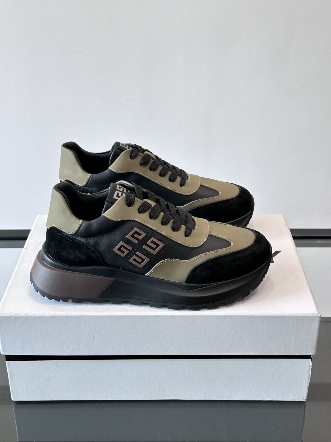 G纪梵希拼接复古运动鞋，采用麂皮+牛皮材质，质感细腻又耐用。厚底设计，黑色橡胶鞋底抓地力强，缓震效果棒，