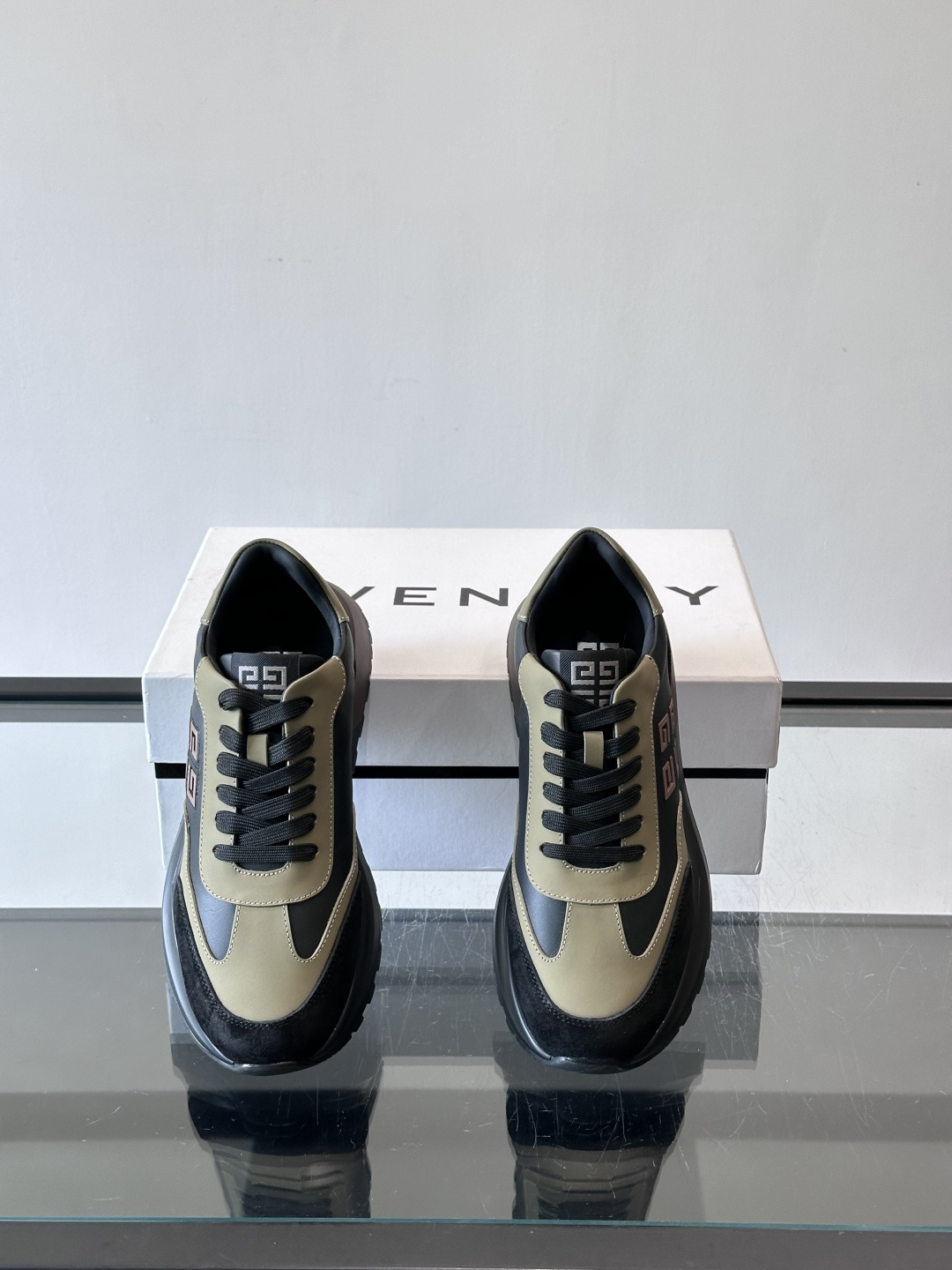 G纪梵希拼接复古运动鞋，采用麂皮+牛皮材质，质感细腻又耐用。厚底设计，黑色橡胶鞋底抓地力强，缓震效果棒，