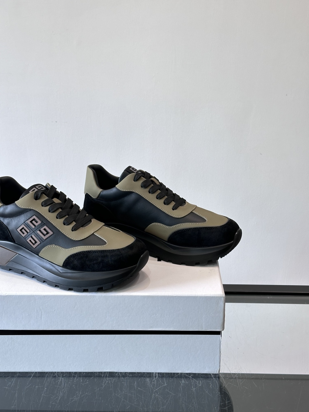 G纪梵希拼接复古运动鞋，采用麂皮+牛皮材质，质感细腻又耐用。厚底设计，黑色橡胶鞋底抓地力强，缓震效果棒，