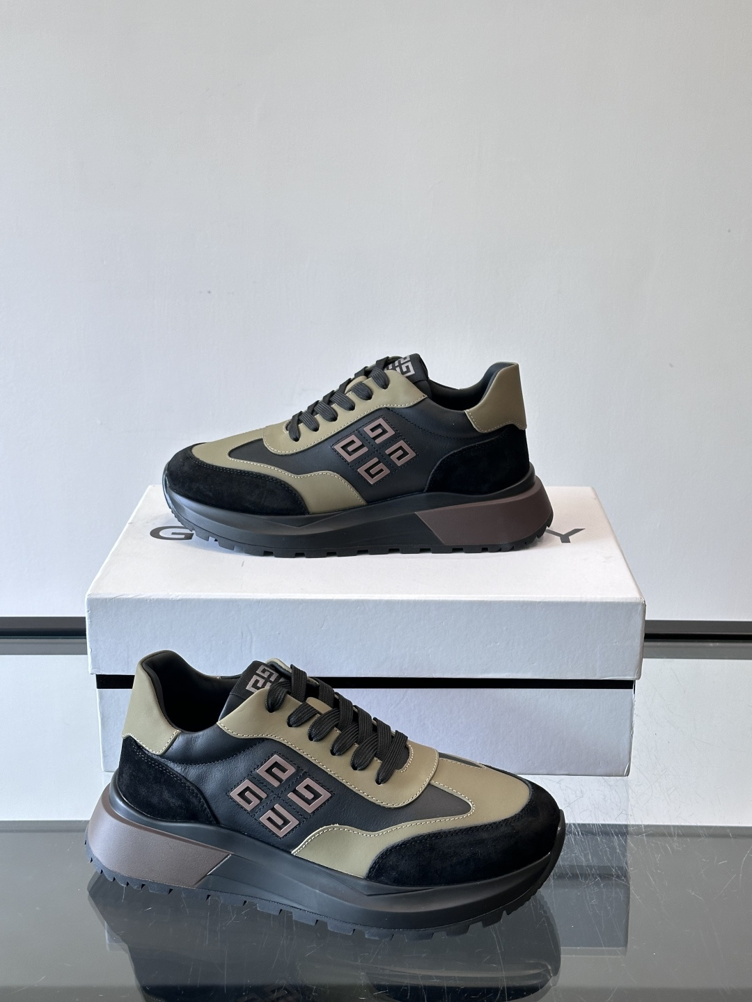 G纪梵希拼接复古运动鞋，采用麂皮+牛皮材质，质感细腻又耐用。厚底设计，黑色橡胶鞋底抓地力强，缓震效果棒，