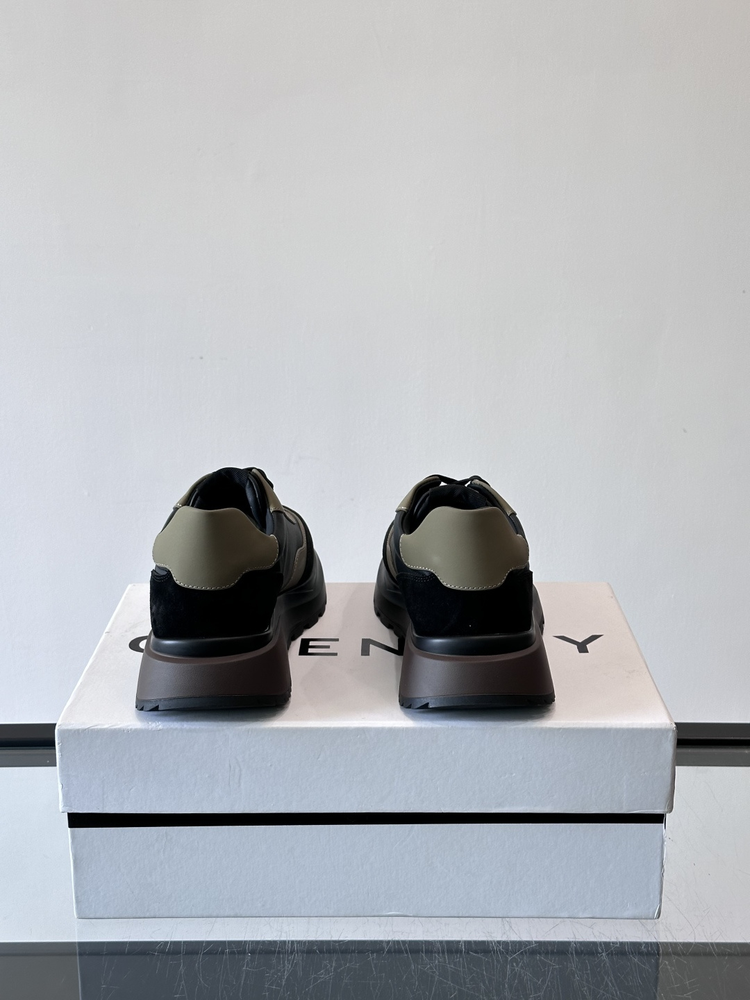 G纪梵希拼接复古运动鞋，采用麂皮+牛皮材质，质感细腻又耐用。厚底设计，黑色橡胶鞋底抓地力强，缓震效果棒，