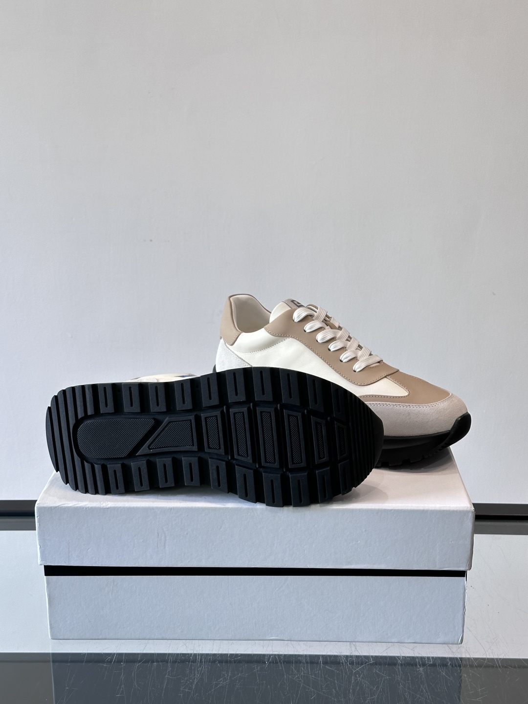 G纪梵希拼接复古运动鞋，采用麂皮+牛皮材质，质感细腻又耐用。厚底设计，黑色橡胶鞋底抓地力强，缓震效果棒，