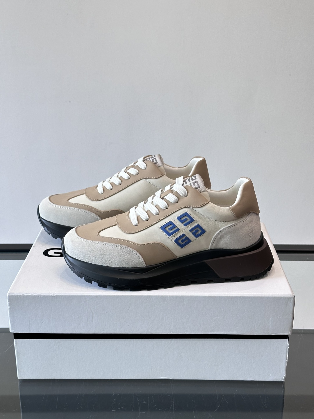 G纪梵希拼接复古运动鞋，采用麂皮+牛皮材质，质感细腻又耐用。厚底设计，黑色橡胶鞋底抓地力强，缓震效果棒，