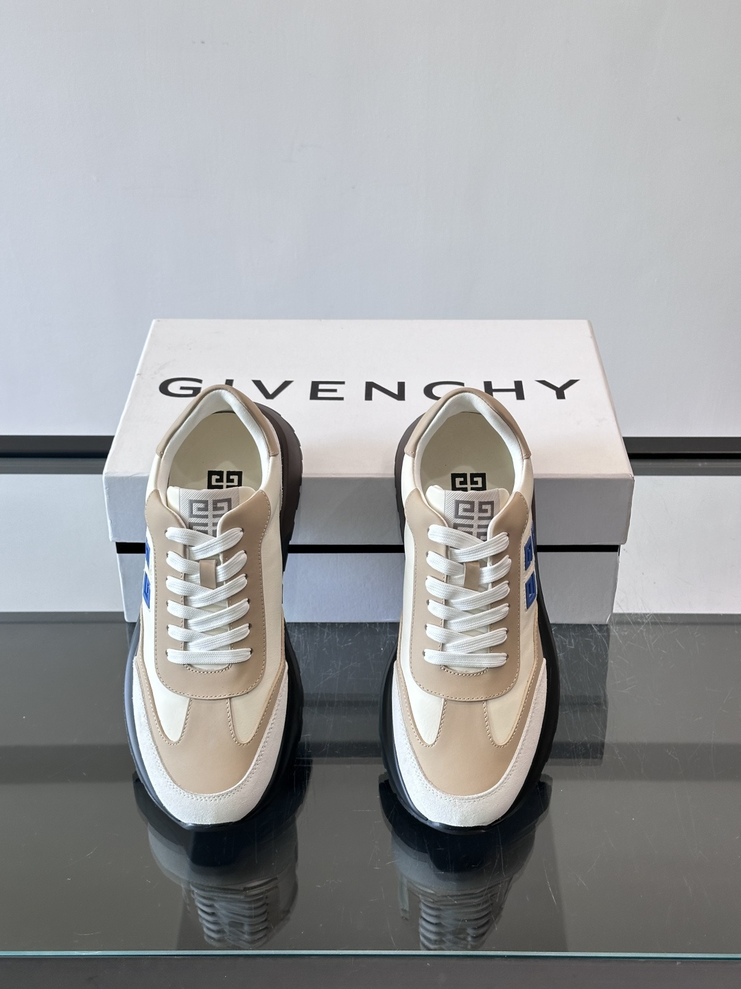 G纪梵希拼接复古运动鞋，采用麂皮+牛皮材质，质感细腻又耐用。厚底设计，黑色橡胶鞋底抓地力强，缓震效果棒，