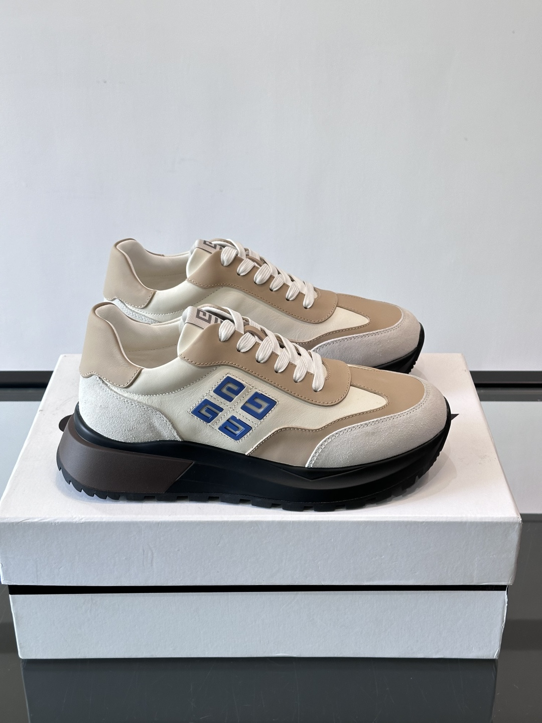 G纪梵希拼接复古运动鞋，采用麂皮+牛皮材质，质感细腻又耐用。厚底设计，黑色橡胶鞋底抓地力强，缓震效果棒，