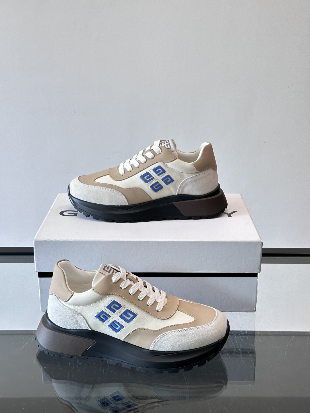 G纪梵希拼接复古运动鞋，采用麂皮+牛皮材质，质感细腻又耐用。厚底设计，黑色橡胶鞋底抓地力强，缓震效果棒，