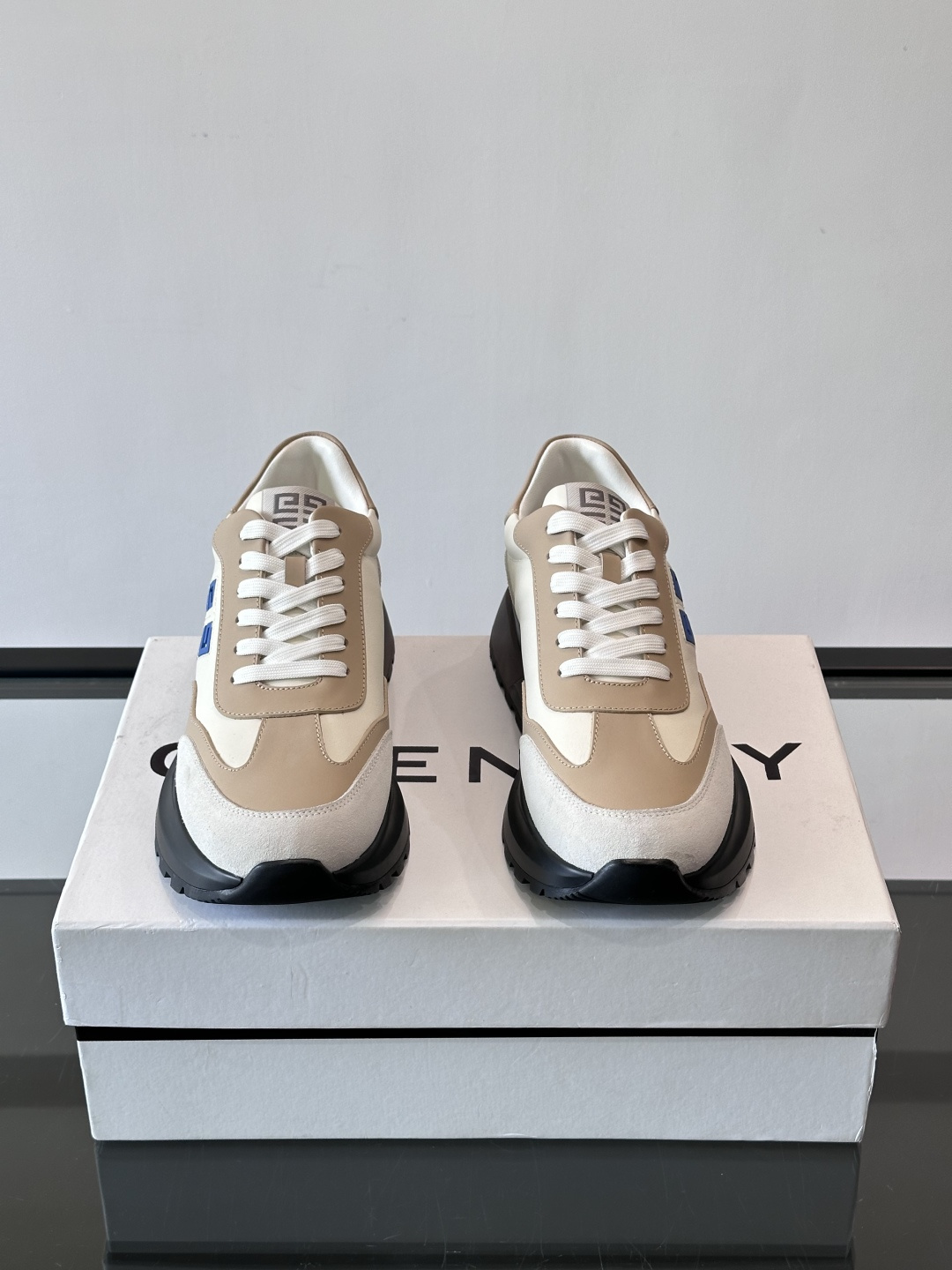 G纪梵希拼接复古运动鞋，采用麂皮+牛皮材质，质感细腻又耐用。厚底设计，黑色橡胶鞋底抓地力强，缓震效果棒，